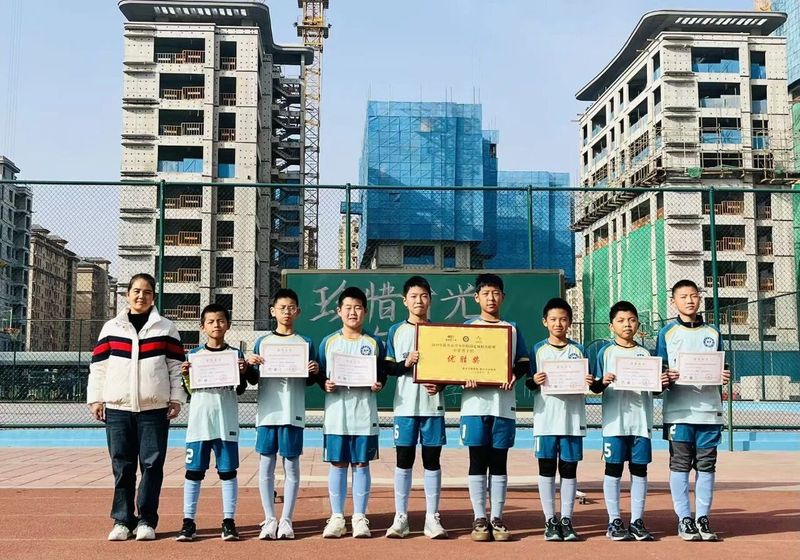 【喜报】绿茵逐光 荣耀成章 —— 我校足球队在2025年新乡市青少年校园足球精英联赛载誉而归