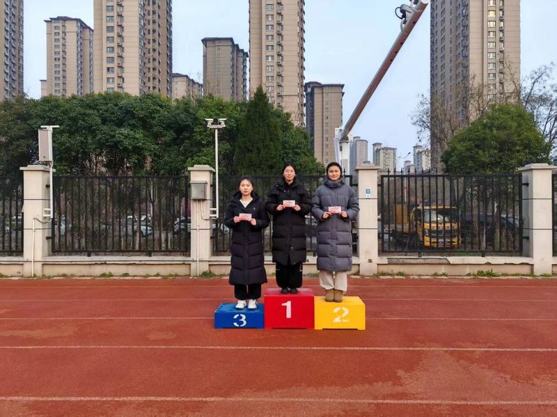 新年第一跑   校长领跑向未来 —— 柳青路小学2026年教职工50米短跑比赛圆满举行